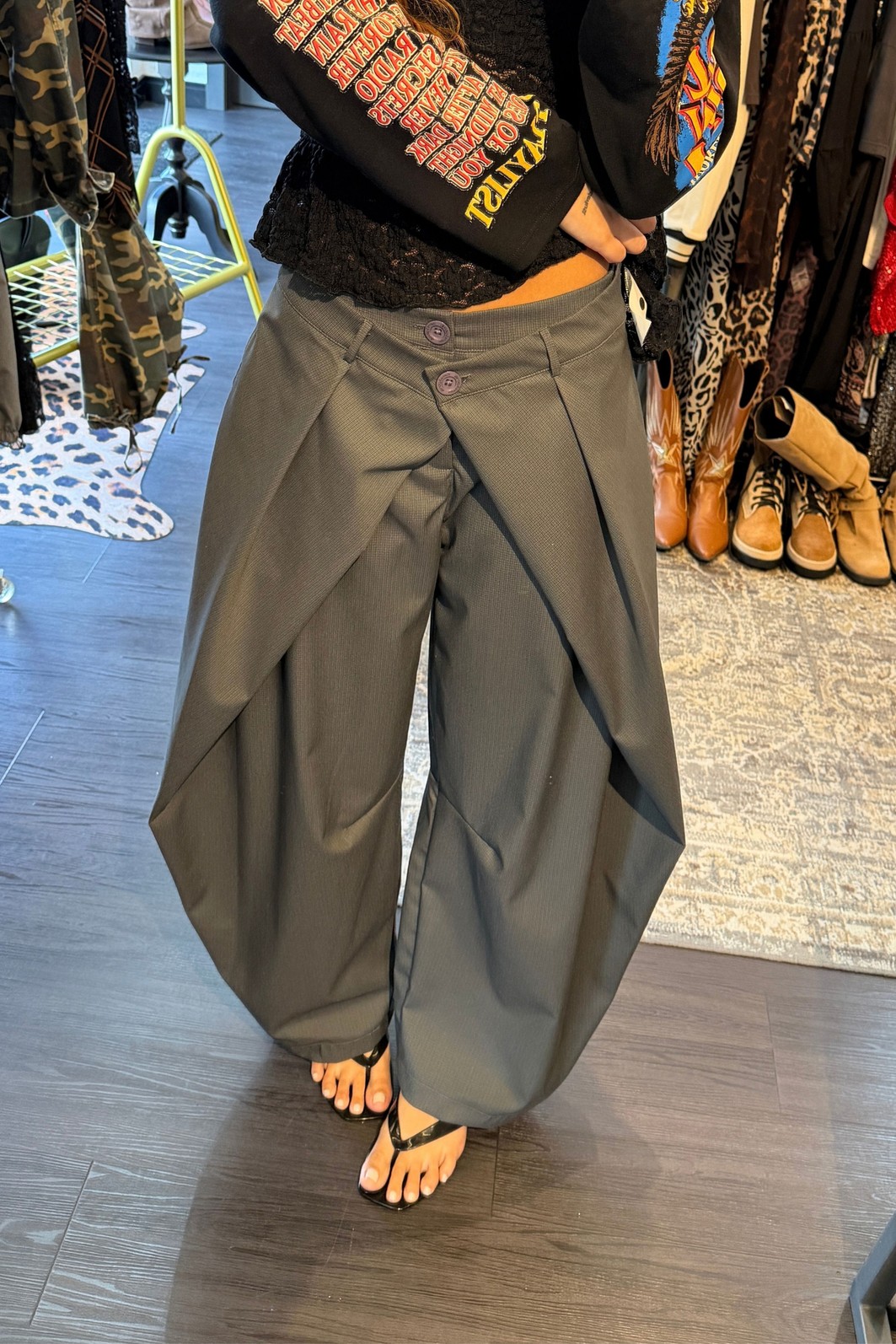 CALÇA AMPLA COM PREGAS E BOTÃO DUPLO CINZA CALÇA AMPLA COM PREGAS E BOTÃO DUPLO CINZA