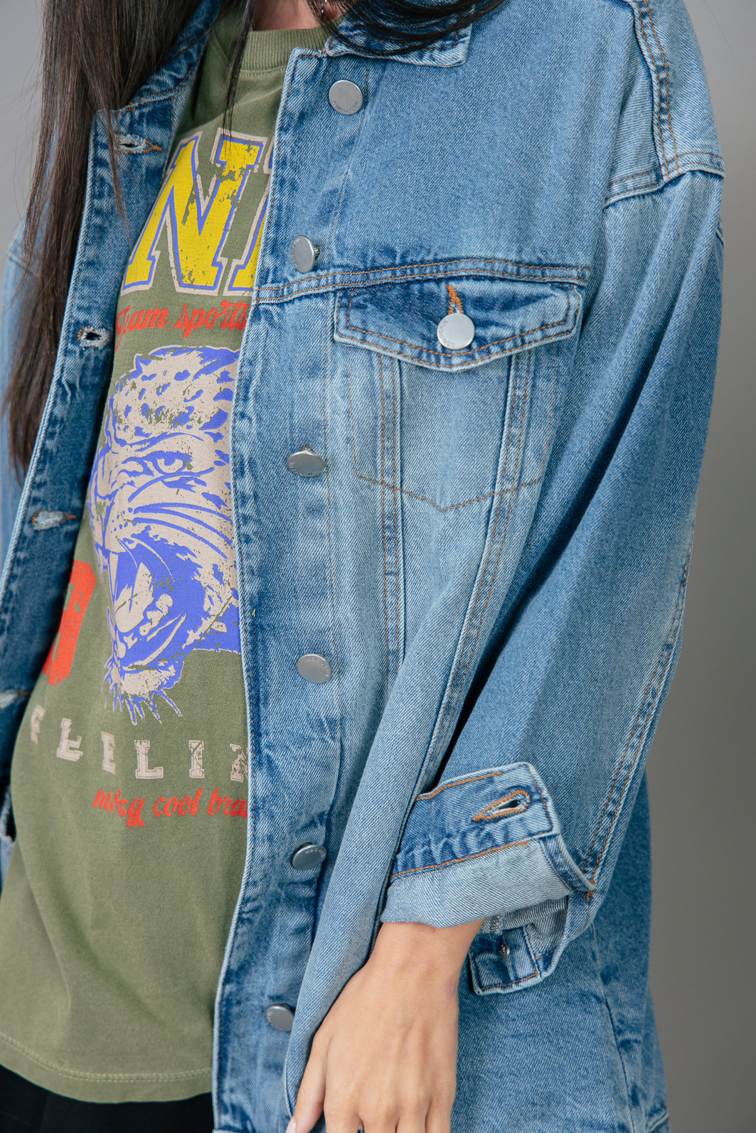 JAQUETA JEANS VINTAGE OVERSIZED COM BOTÕES JAQUETA JEANS VINTAGE OVERSIZED COM BOTÕES