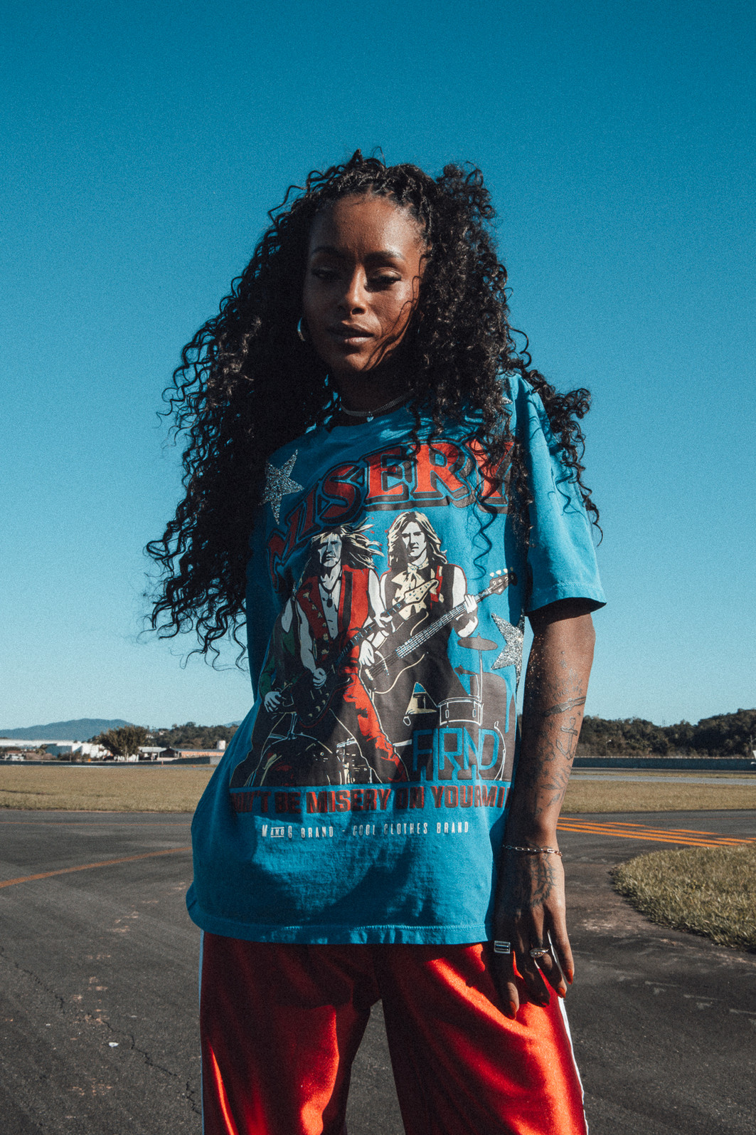 T-SHIRT VINTAGE AZUL MISERY COM APLIQUE DE ESTRELAS