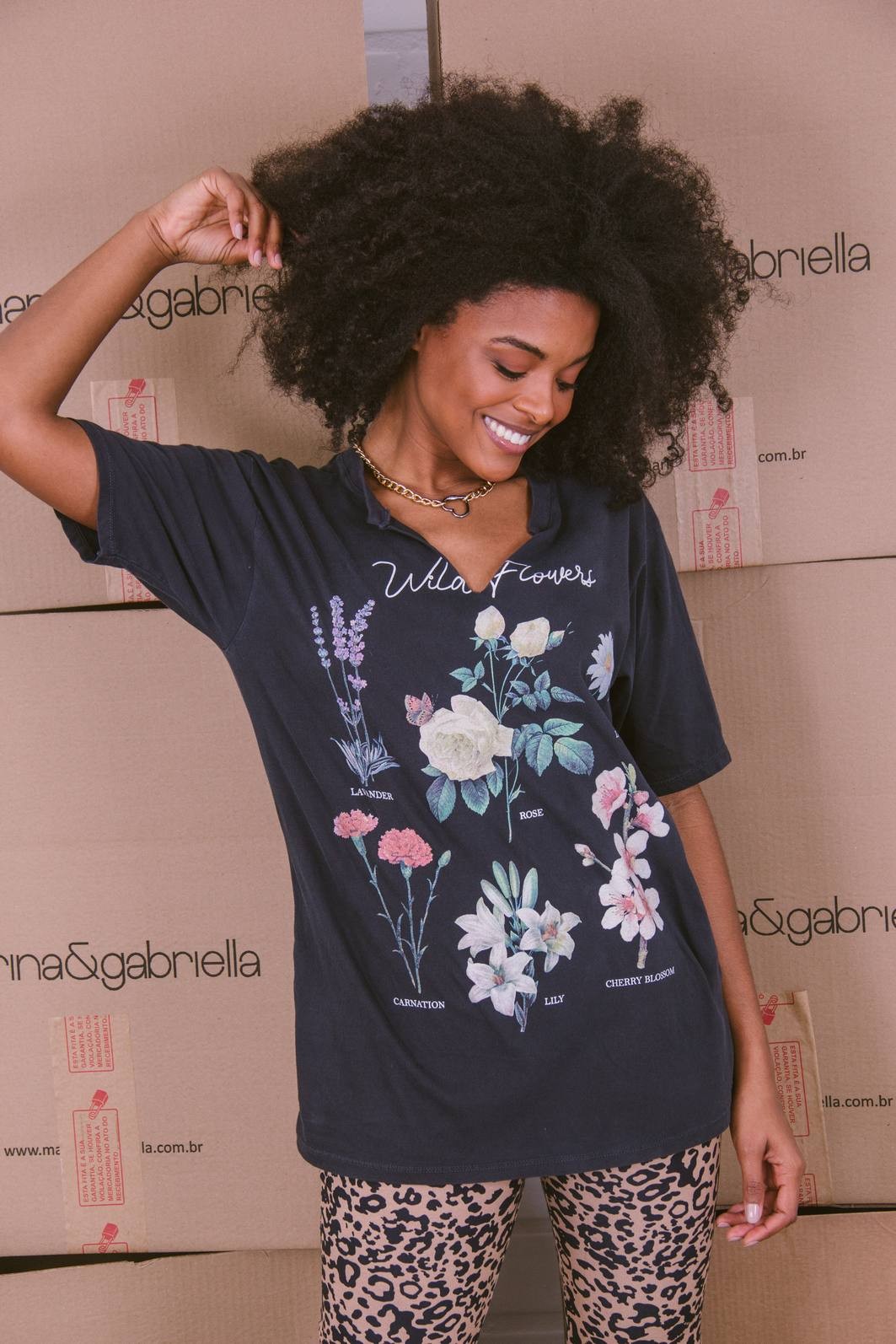 T-SHIRT BOYFRIEND COM DECOTE CORTADO WILD FLOWERS