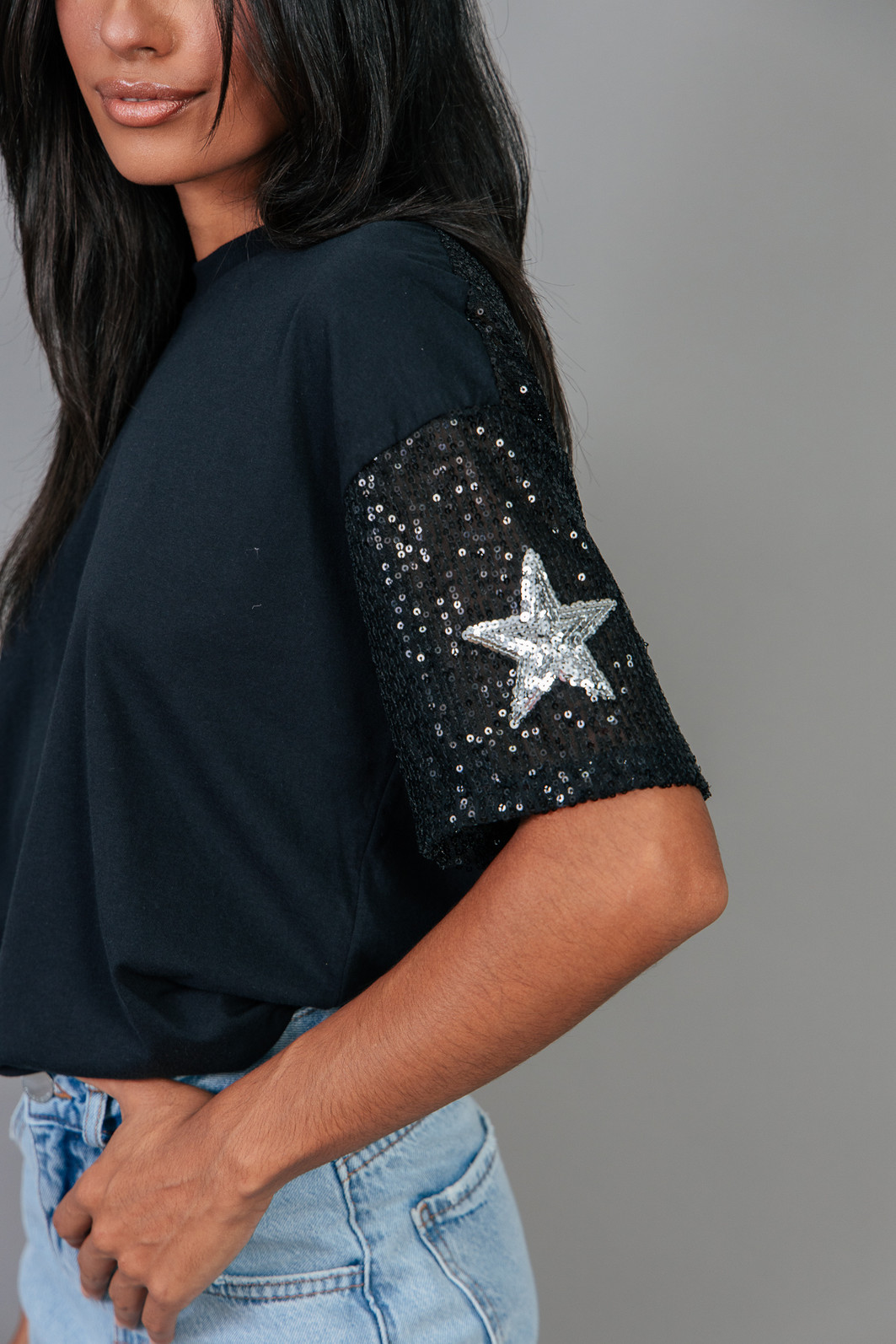 T-SHIRT VINTAGE COM PAETÊS E MALHA COM BORDADO E FRANJAS