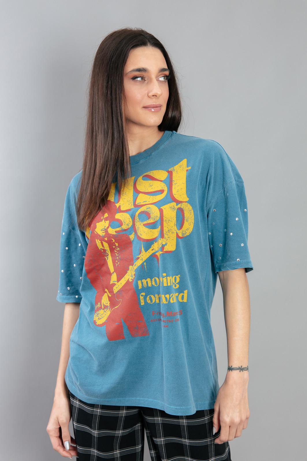CAMISETA T-SHIRT VINTAGE AZUL COM TACHAS NA MANGA JUST KEEP CAMISETA T-SHIRT VINTAGE AZUL COM TACHAS NA MANGA JUST KEEP