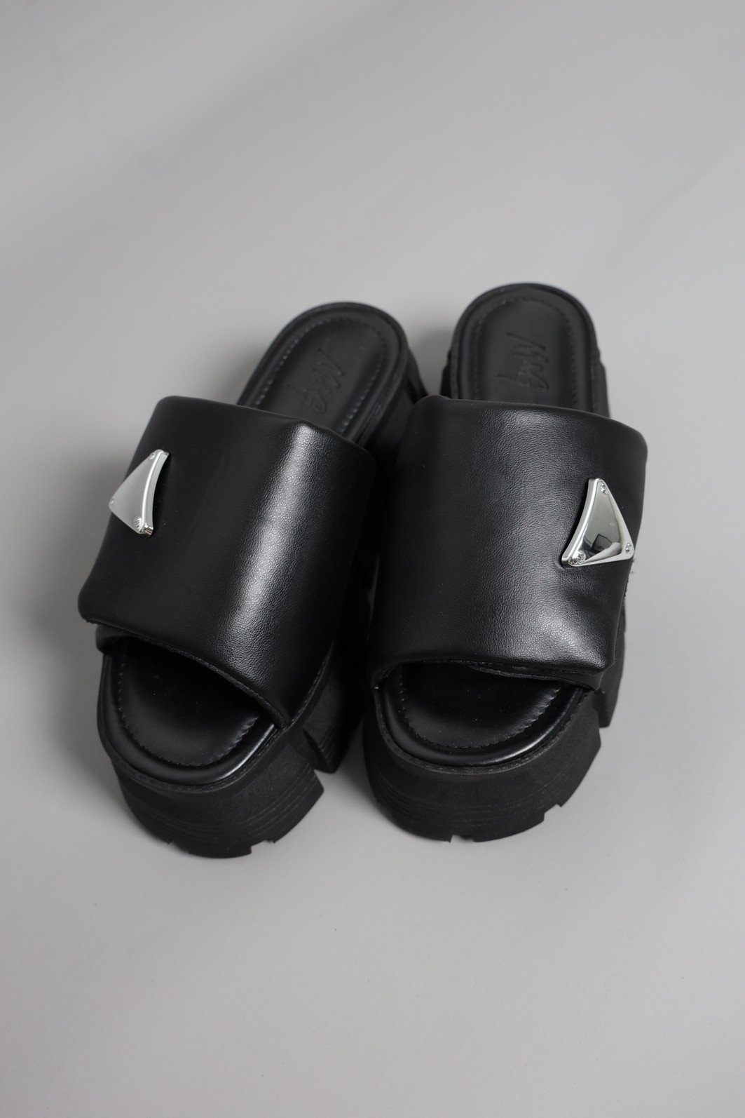 TAMANCO DE PLATAFORMA PRETO COM VELCRO