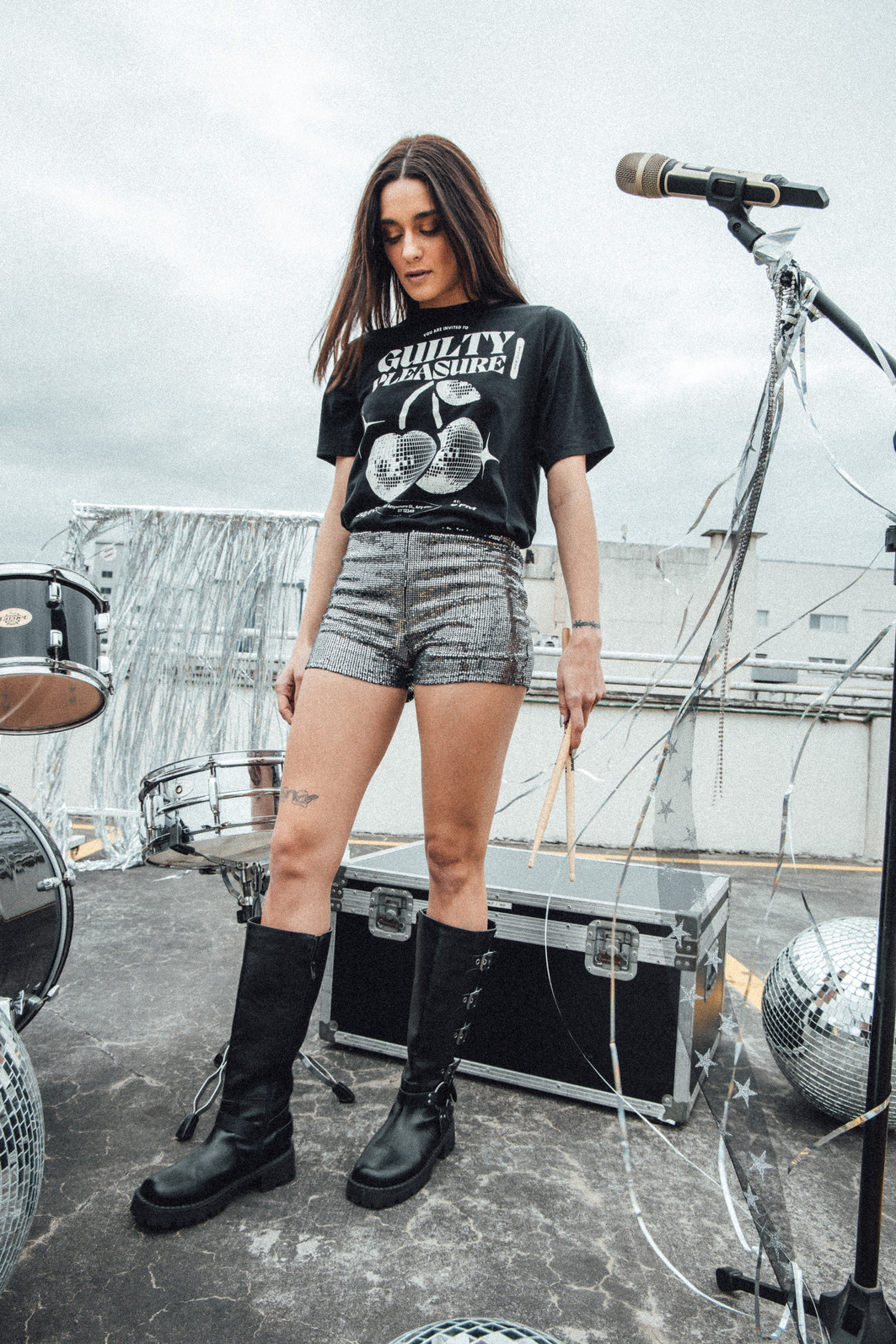 MINI SHORT PRATA DE PAETÊ