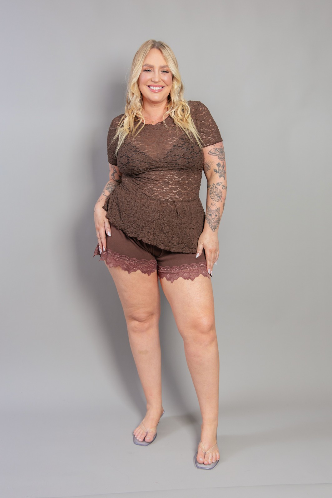 BLUSA BABYTEE COM BABADO DE RENDA MARROM BLUSA BABYTEE COM BABADO DE RENDA MARROM