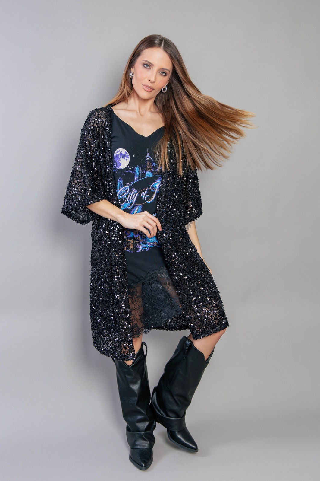 KIMONO ALONGADO DE PAETÊ COM CANUTILHO PRETO KIMONO ALONGADO DE PAETÊ COM CANUTILHO PRETO