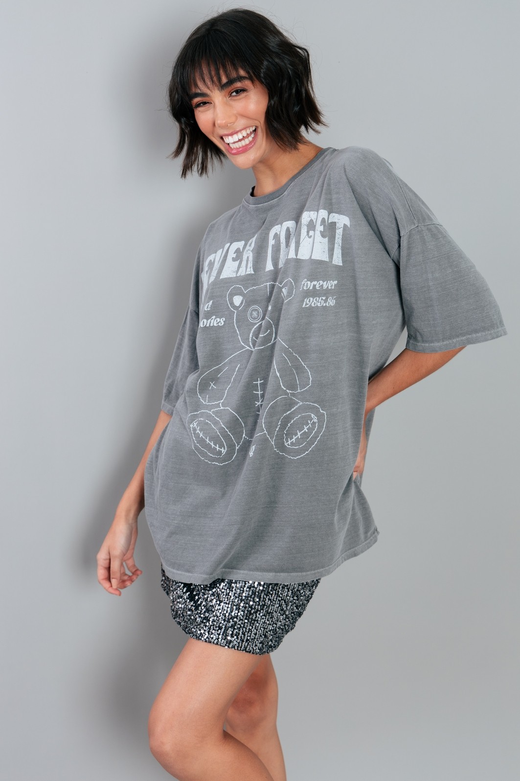 CAMISETA T-SHIRT OVERSIZED CINZA NEVER FORGET CAMISETA T-SHIRT OVERSIZED CINZA NEVER FORGET