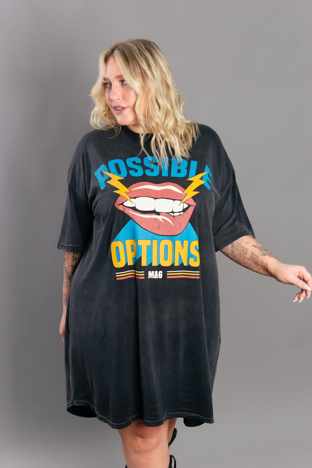 VESTIDO AMPLO COM PREGA COSTAS PRETO MARMORIZADO POSSIBLE VESTIDO AMPLO COM PREGA COSTAS PRETO MARMORIZADO POSSIBLE