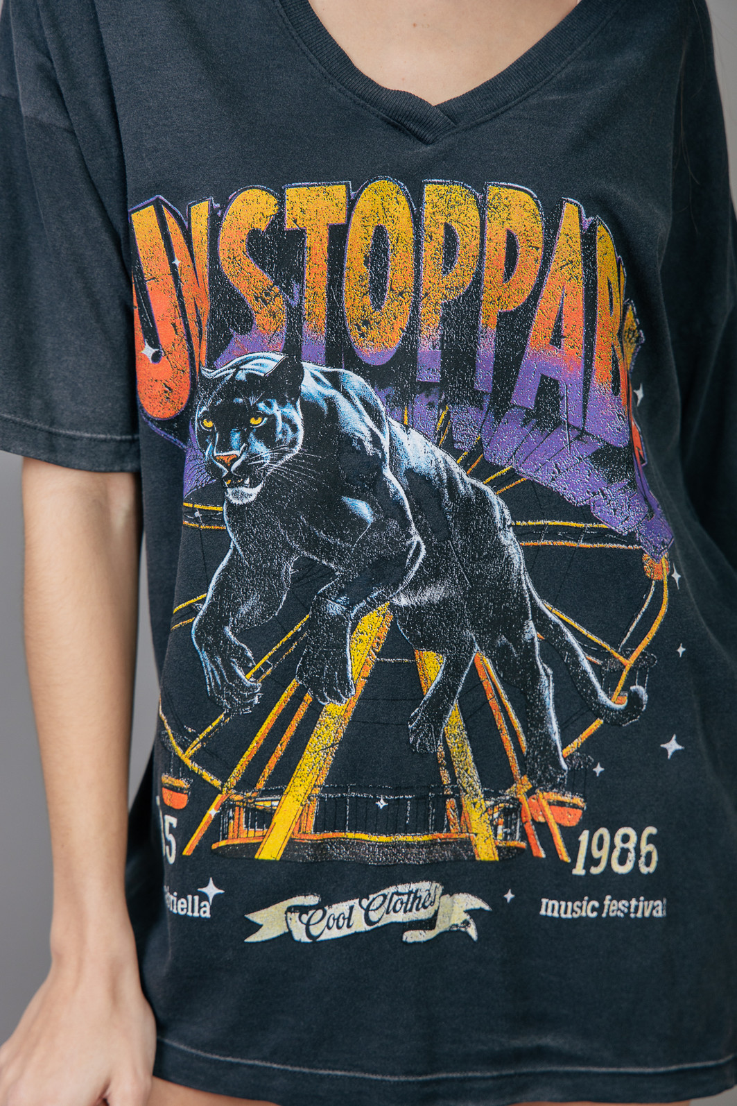 T-SHIRT OVERSIZED DECOTE V PRETO UNSTOPPABLE