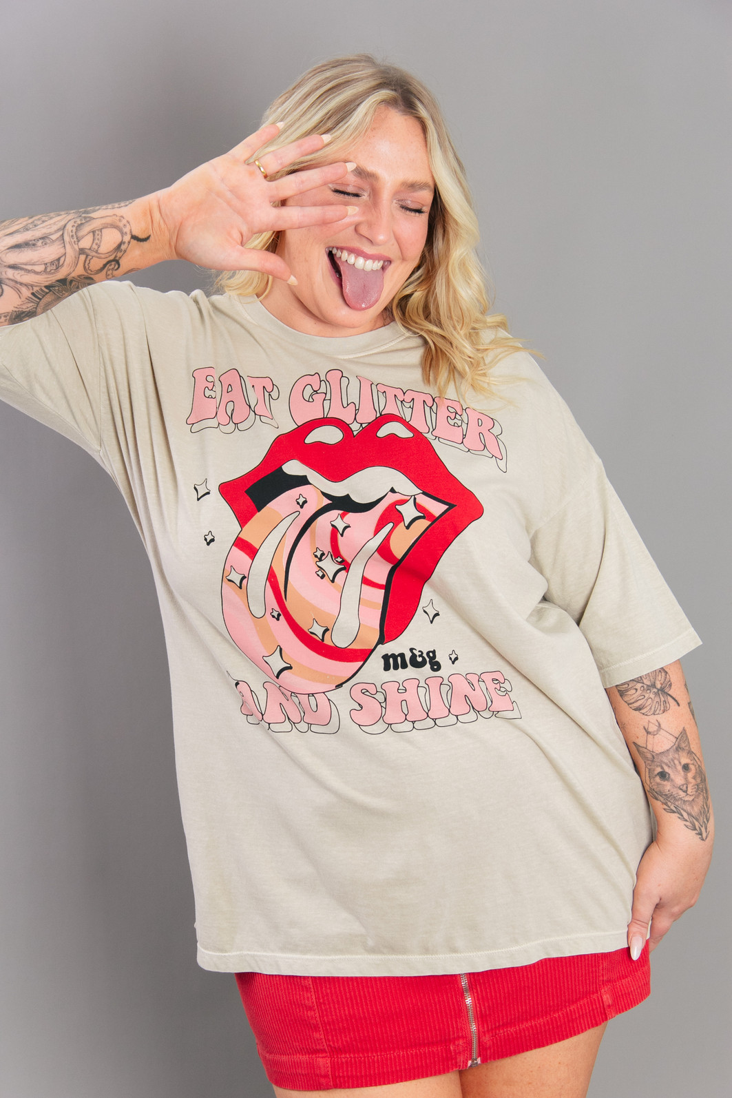 CAMISETA T-SHIRT OVERSIZED BEGE EAT GLITTER AND SHINE