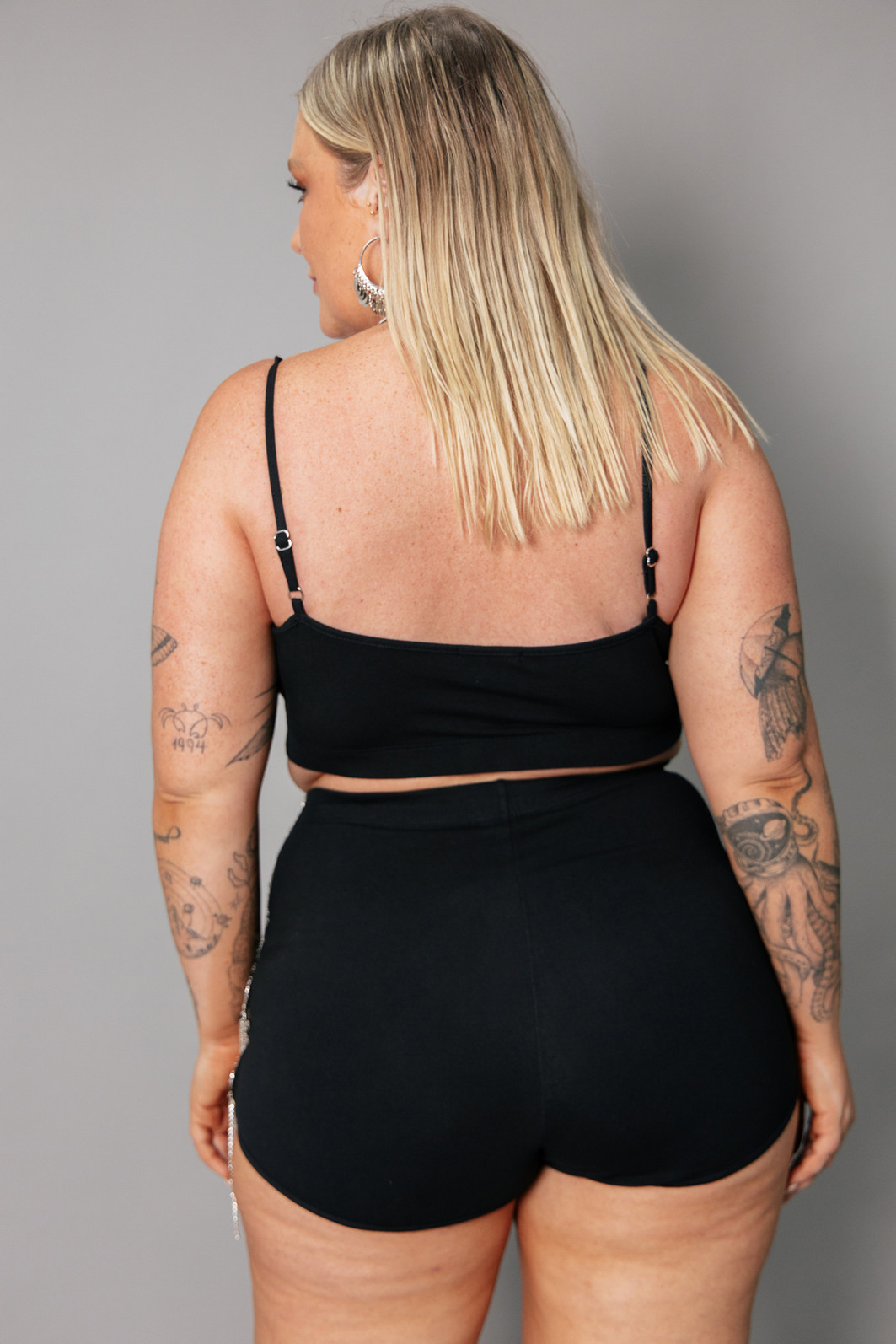 MINI SHORT HOT PANT PRETO COM FRANJAS DE METAL