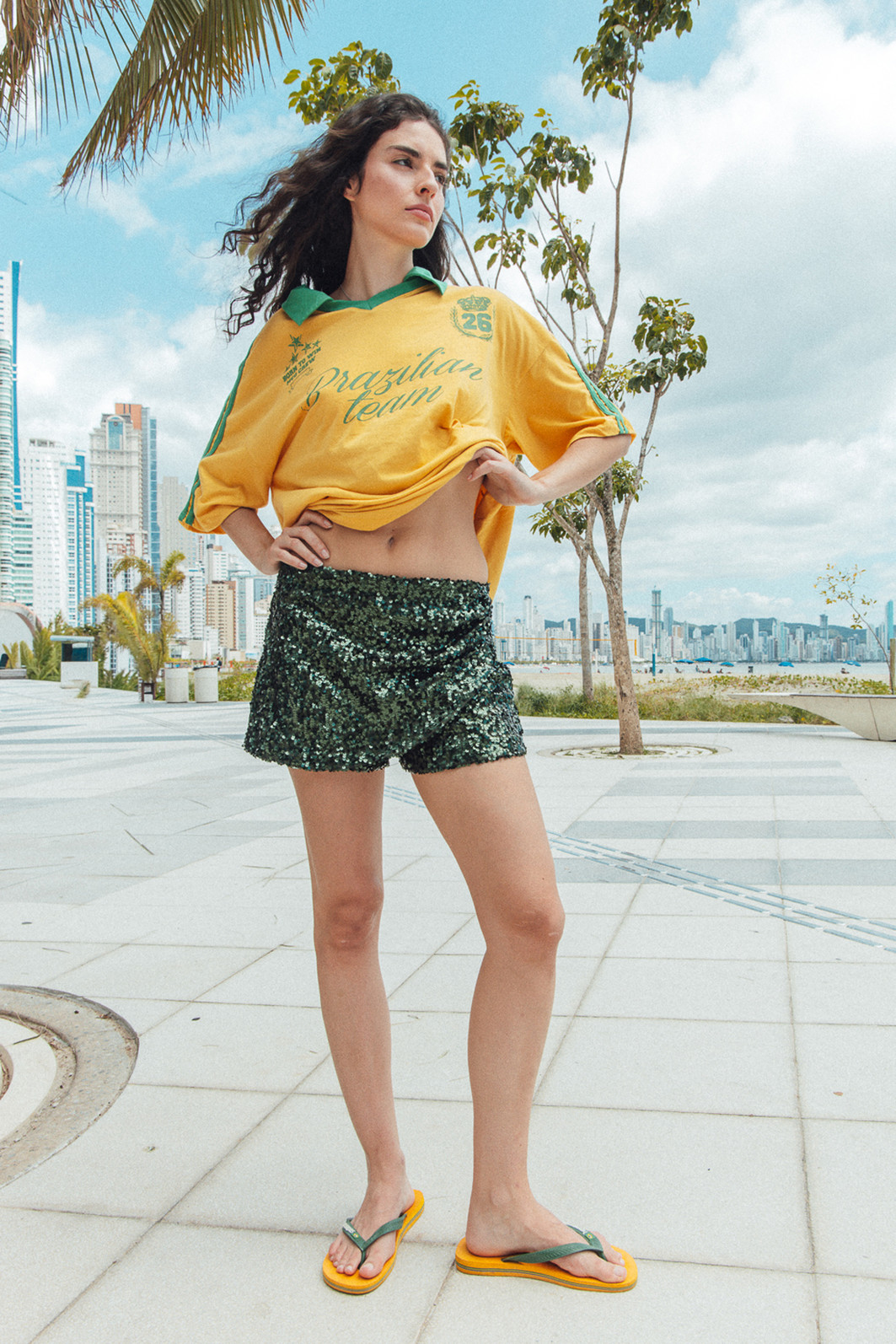 SHORT SAIA COM TRANSPASSE FRANZIDO EM PAETÊ VERDE