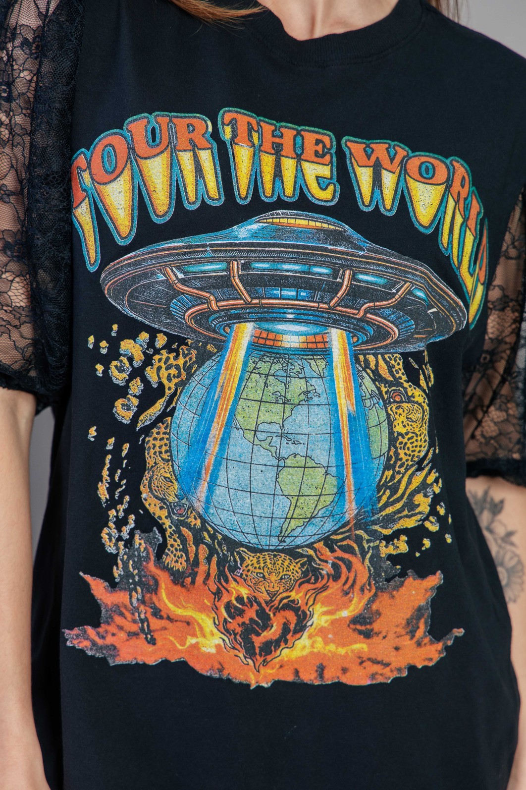CAMISETA T-SHIRT PRETA COM MANGA DE RENDA WORLD CAMISETA T-SHIRT PRETA COM MANGA DE RENDA WORLD
