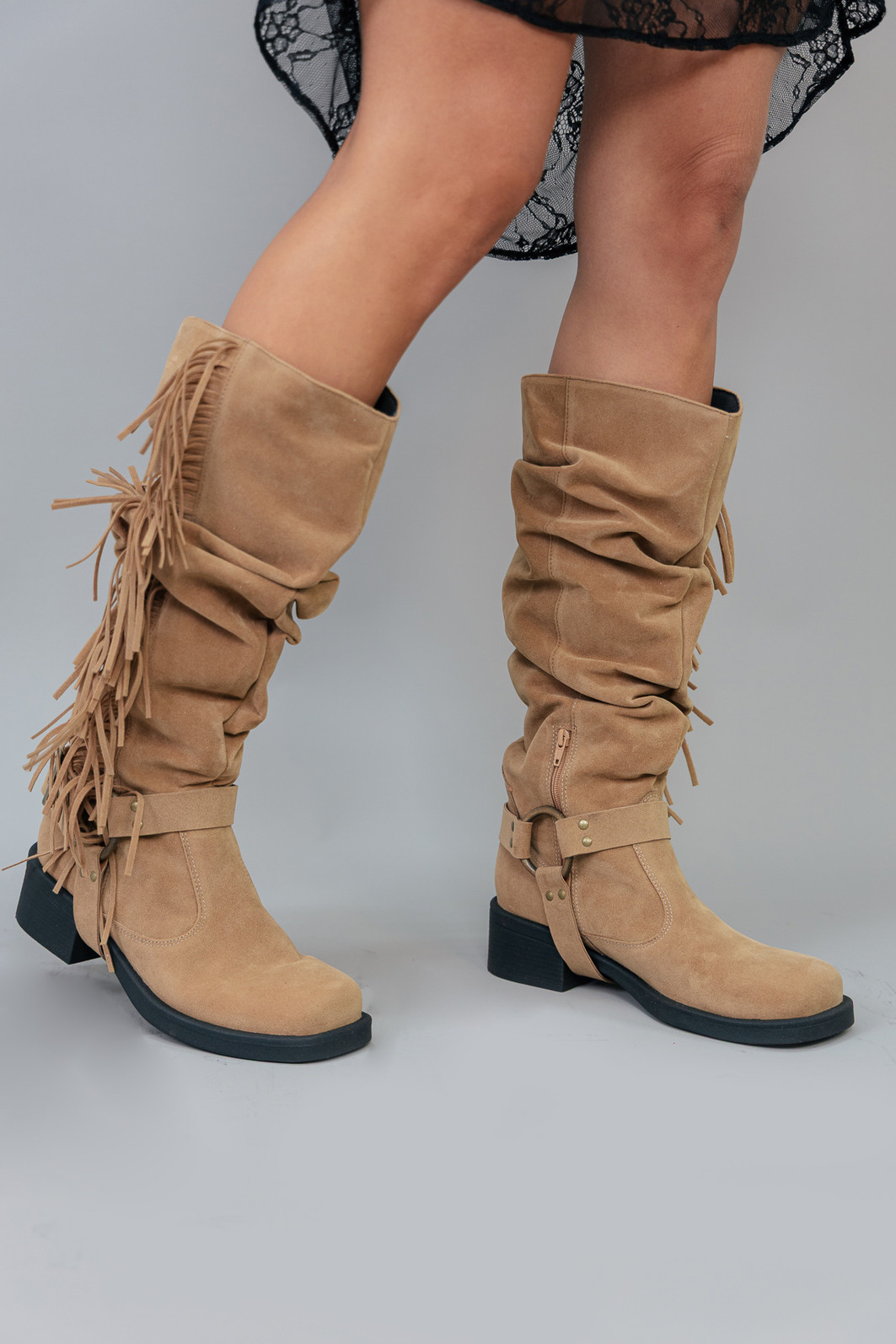 BOTA EM CAMURÇA MARROM COM FRANJAS BOTA EM CAMURÇA MARROM COM FRANJAS