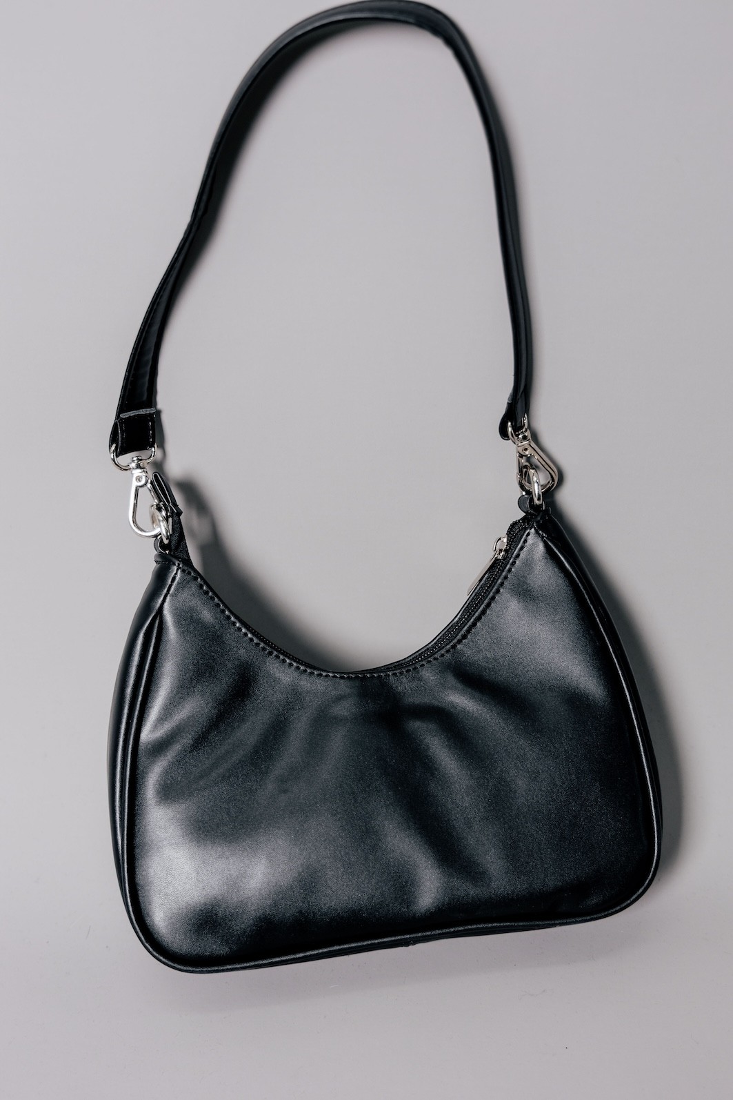 BOLSA DE NAPA PRETA COM PINGENTES DE CRUZ BOLSA DE NAPA PRETA COM PINGENTES DE CRUZ