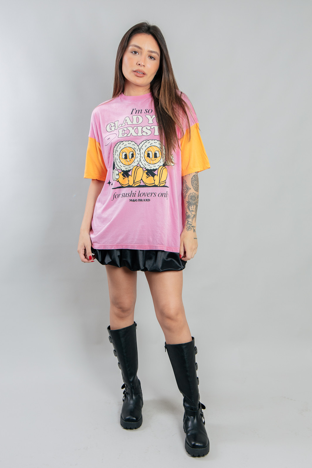 CAMISETA T-SHIRT OVERSIZED ROSA COM MANGAS LARANJAS SUSHI