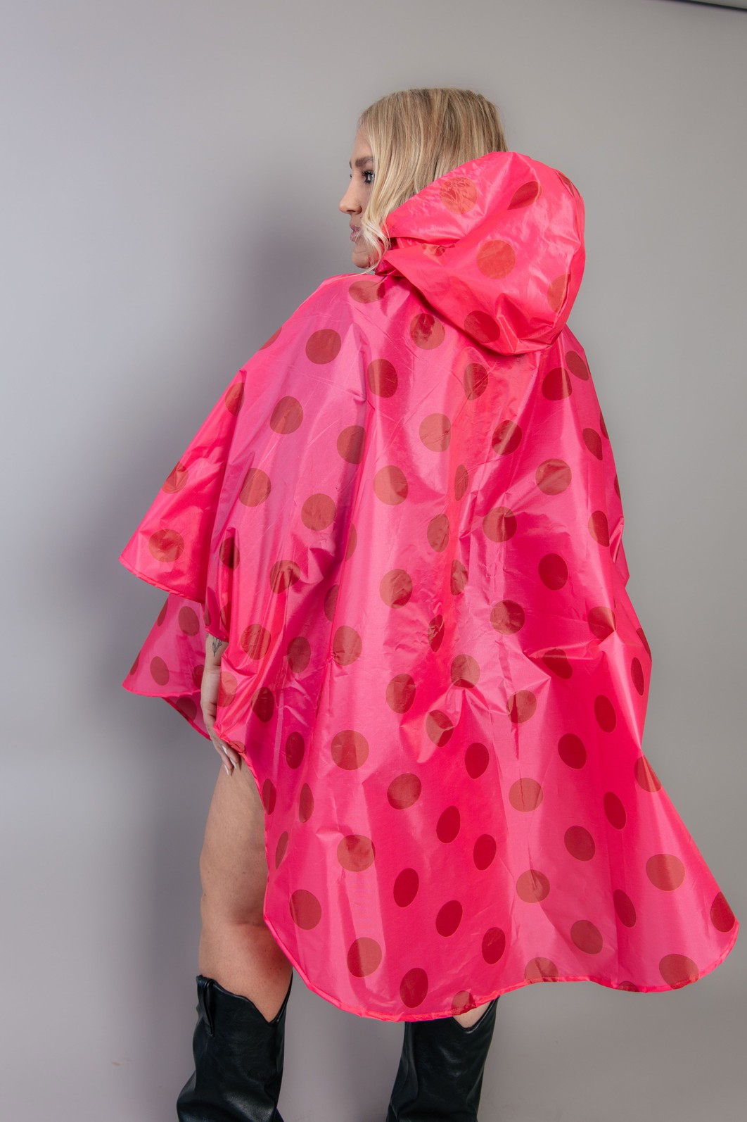 CAPA DE CHUVA COM CAPUZ DE POÁ ROSA E VERMELHO CAPA DE CHUVA COM CAPUZ DE POÁ ROSA E VERMELHO