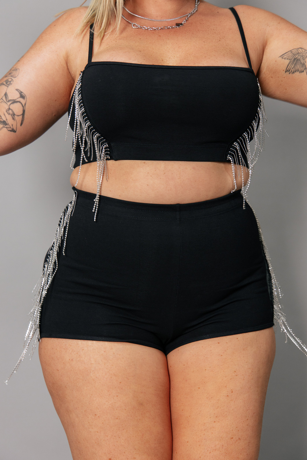 MINI SHORT HOT PANT PRETO COM FRANJAS DE METAL