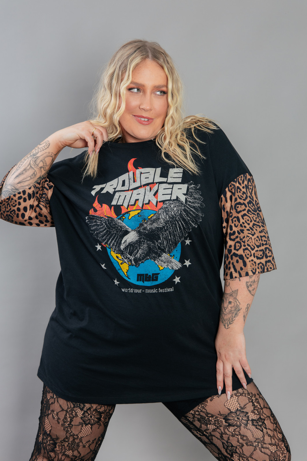 CAMISETA T-SHIRT VINTAGE PRETA COM MANGAS ONCINHA CAMISETA T-SHIRT VINTAGE PRETA COM MANGAS ONCINHA