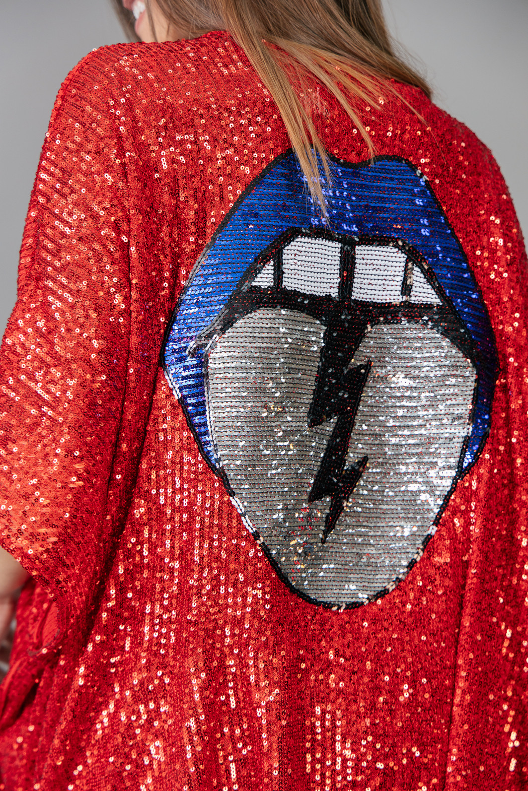 KIMONO AMPLO DE PAETÊ VERMELHO COM BORDADO MOUTH