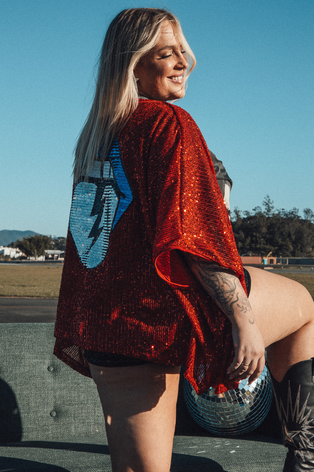 KIMONO AMPLO DE PAETÊ VERMELHO COM BORDADO MOUTH