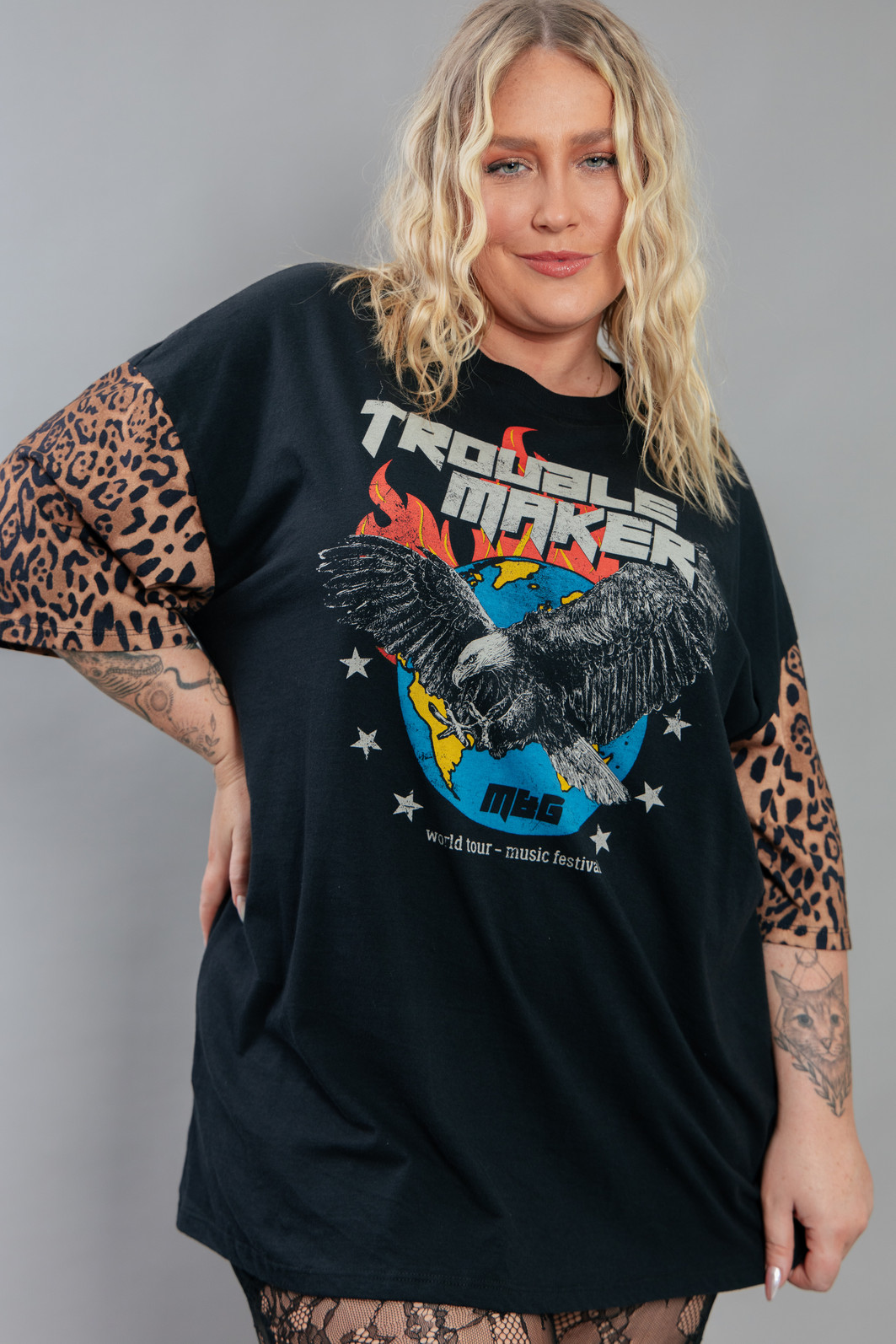 CAMISETA T-SHIRT VINTAGE PRETA COM MANGAS ONCINHA CAMISETA T-SHIRT VINTAGE PRETA COM MANGAS ONCINHA