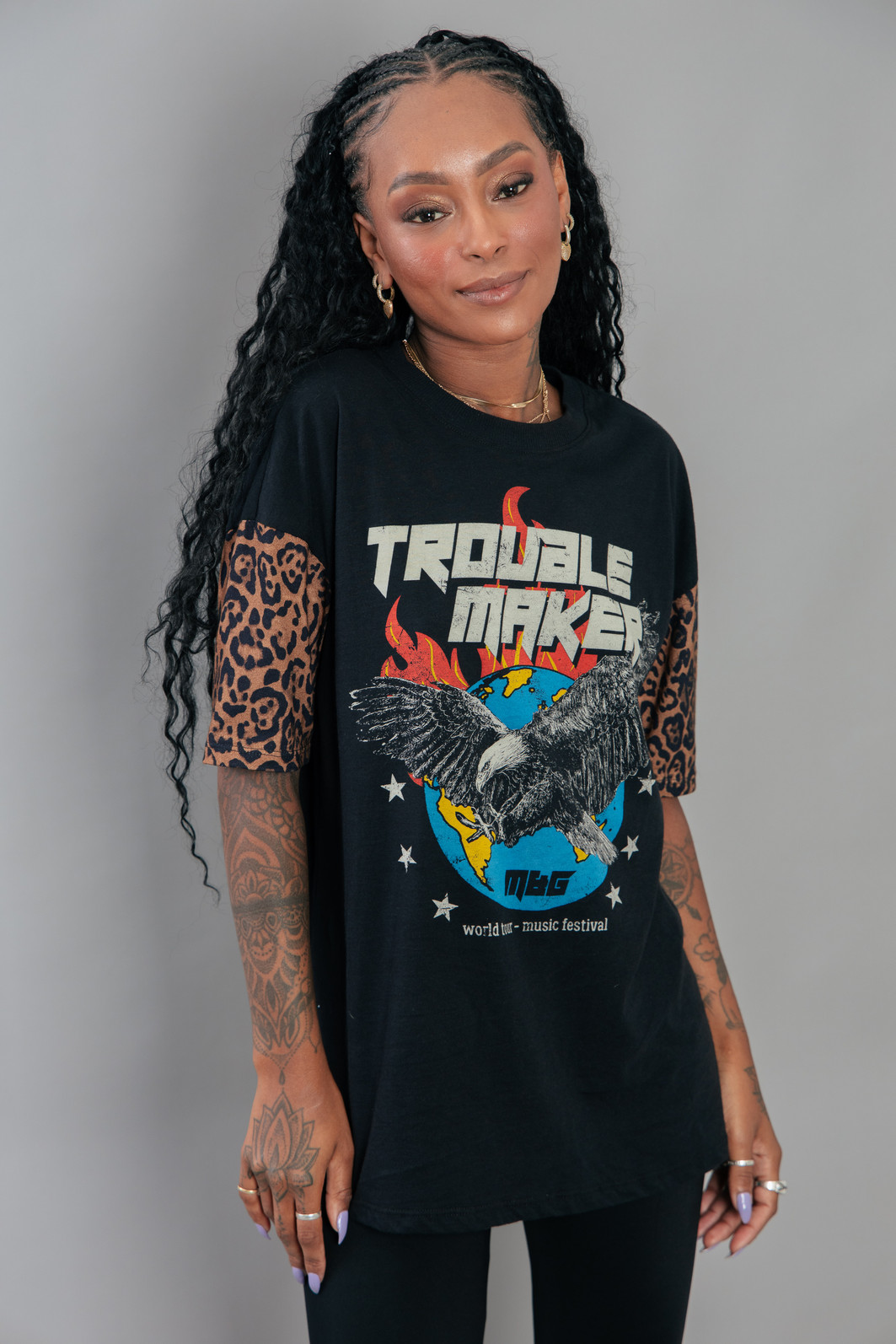 CAMISETA T-SHIRT VINTAGE PRETA COM MANGAS ONCINHA CAMISETA T-SHIRT VINTAGE PRETA COM MANGAS ONCINHA