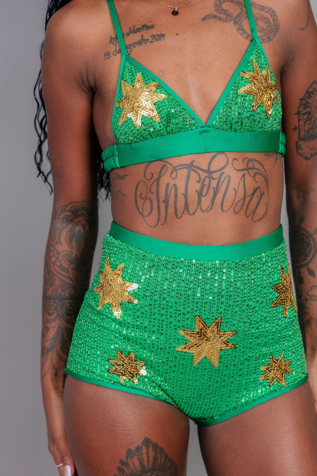 SHORT HOT PANT PAETÊ VERDE COM BORDADO DE ESTRELAS DOURADAS