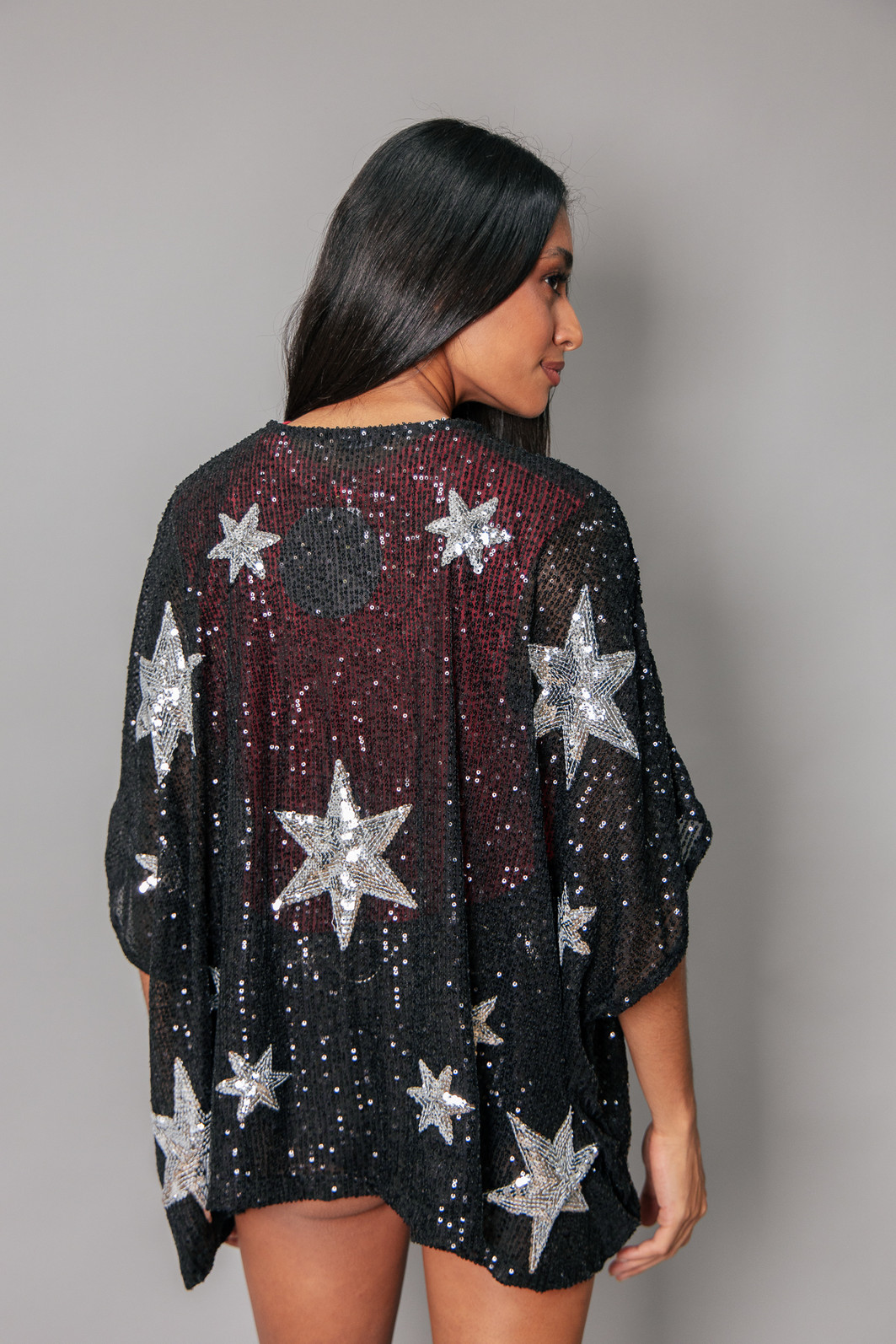 KIMONO DE PAETÊ PRETO COM BORDADOS DE ESTRELA KIMONO DE PAETÊ PRETO COM BORDADOS DE ESTRELA