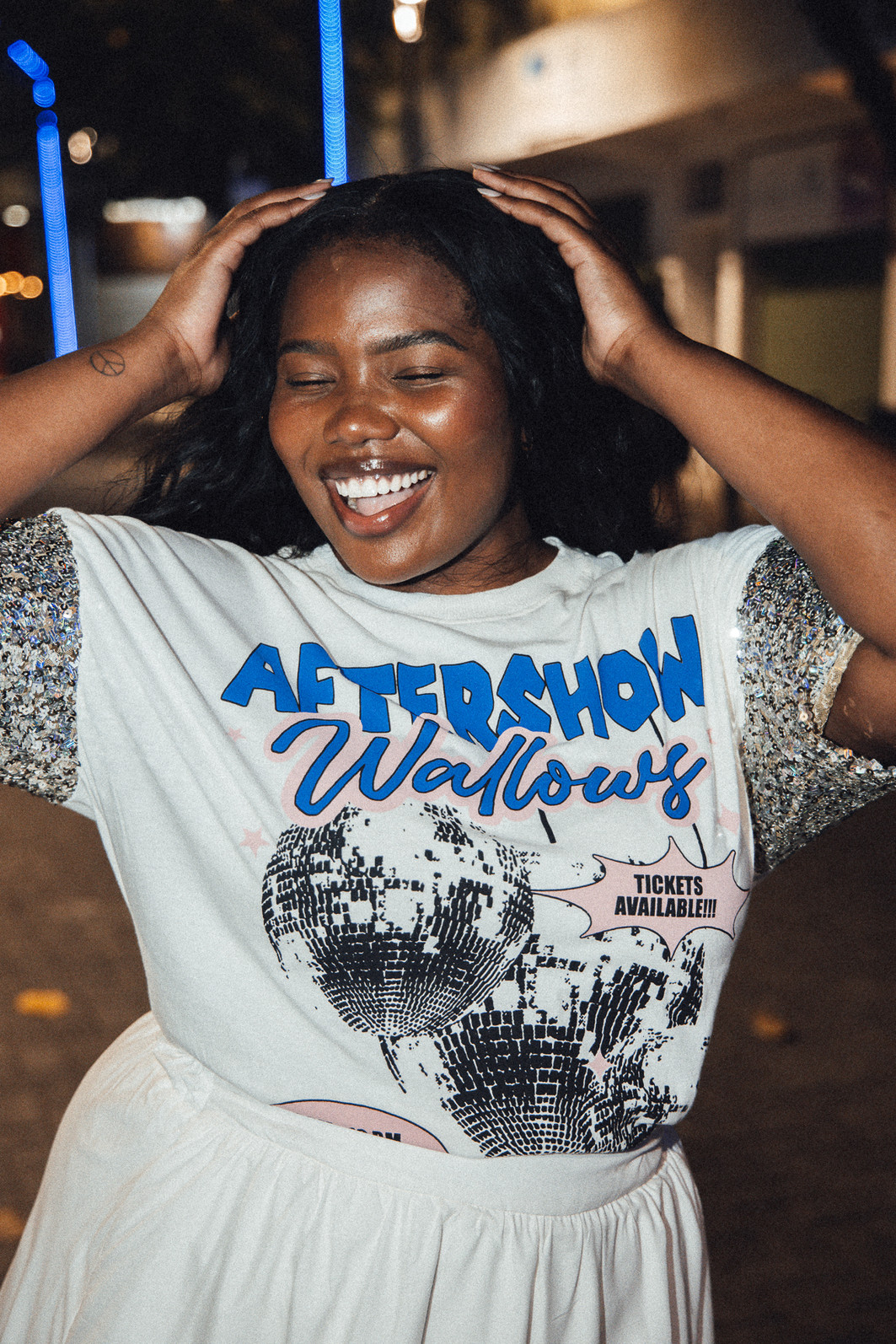 CAMISETA T-SHIRT VINTAGE OFF COM MANGAS DE PAETÊ AFTERSHOW CAMISETA T-SHIRT VINTAGE OFF COM MANGAS DE PAETÊ AFTERSHOW