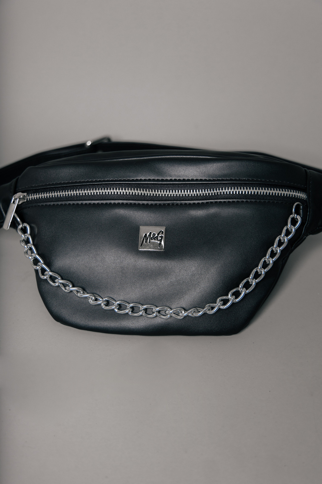 POCHETE PRETA COM CORRENTE POCHETE PRETA COM CORRENTE