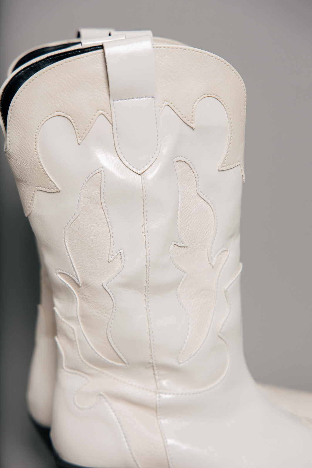 BOTA WESTERN COM BORDADO OFF WHITE BOTA WESTERN COM BORDADO OFF WHITE