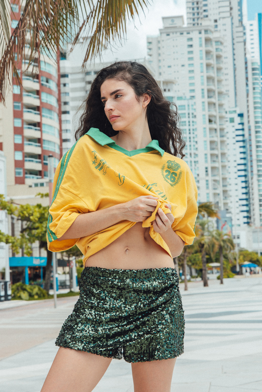 SHORT SAIA COM TRANSPASSE FRANZIDO EM PAETÊ VERDE