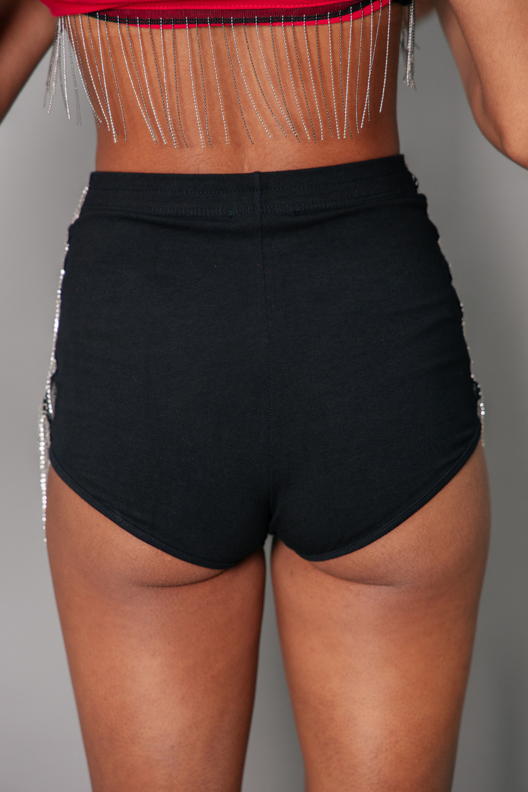 MINI SHORT HOT PANT PRETO COM FRANJAS DE METAL