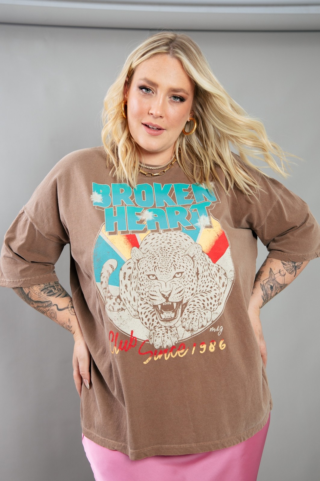 CAMISETA  T-SHIRT OVERSIZED MARROM BROKEN HEART