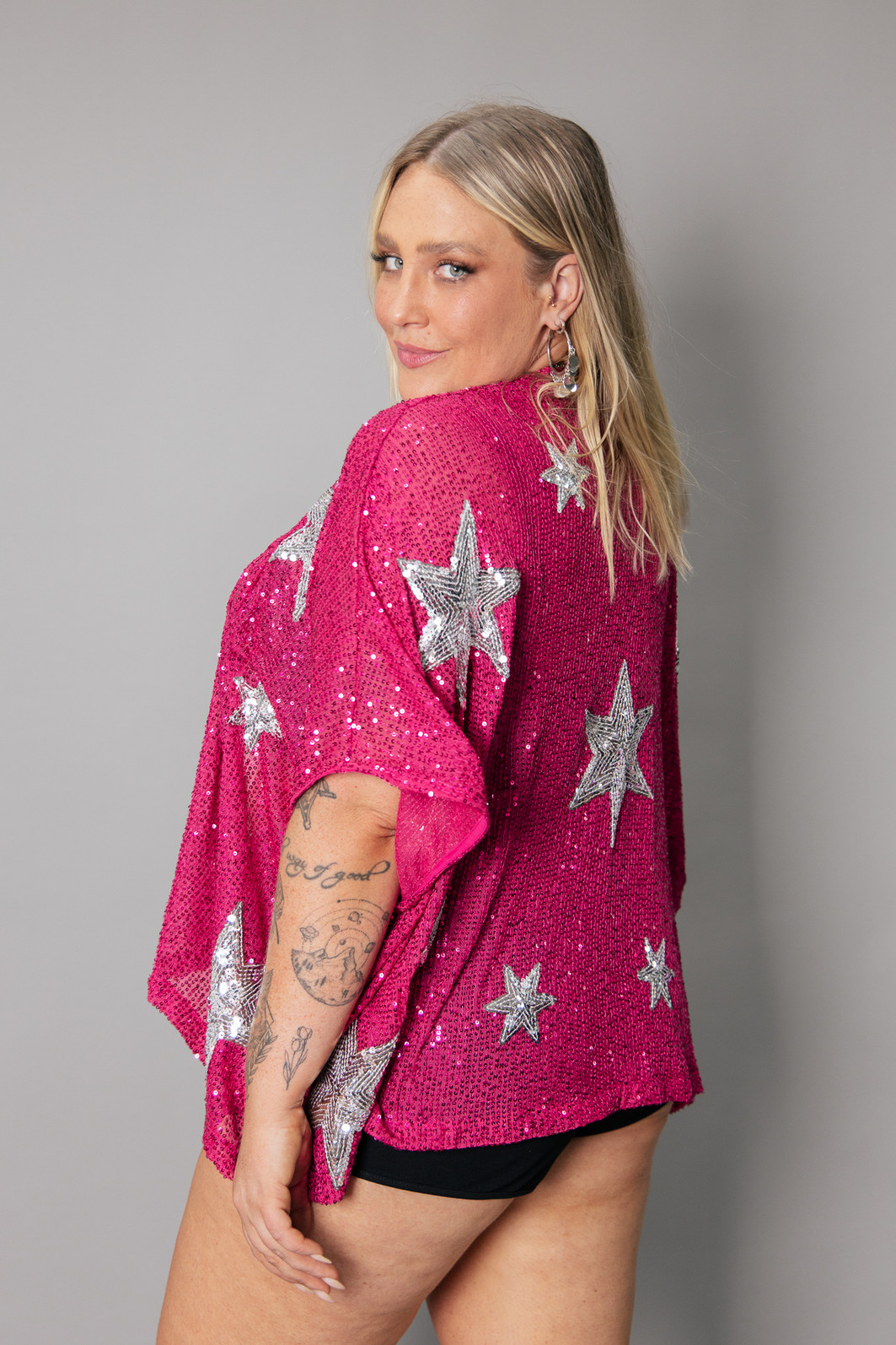 KIMONO DE PAETÊ ROSA COM BORDADO ESTRELAS PRATA