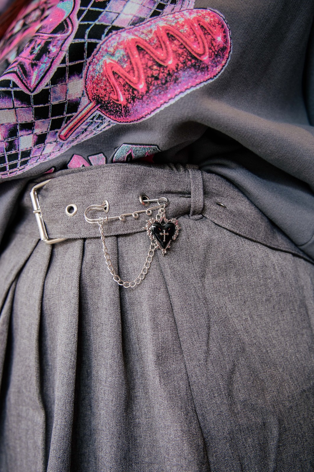 BROCHE PRATA VINTAGE COM CORRENTE E CORAÇÃO