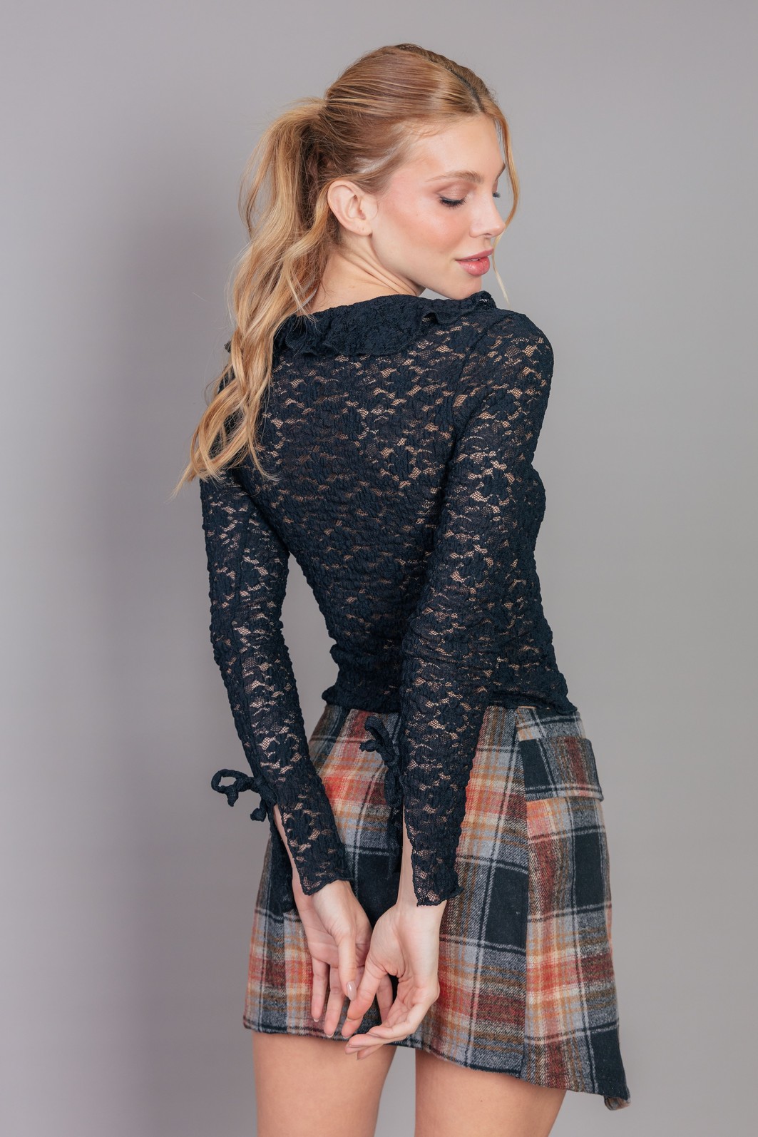 BLUSA MANGA LONGA DE RENDA COM AMARRAÇÃO BLUSA MANGA LONGA DE RENDA COM AMARRAÇÃO