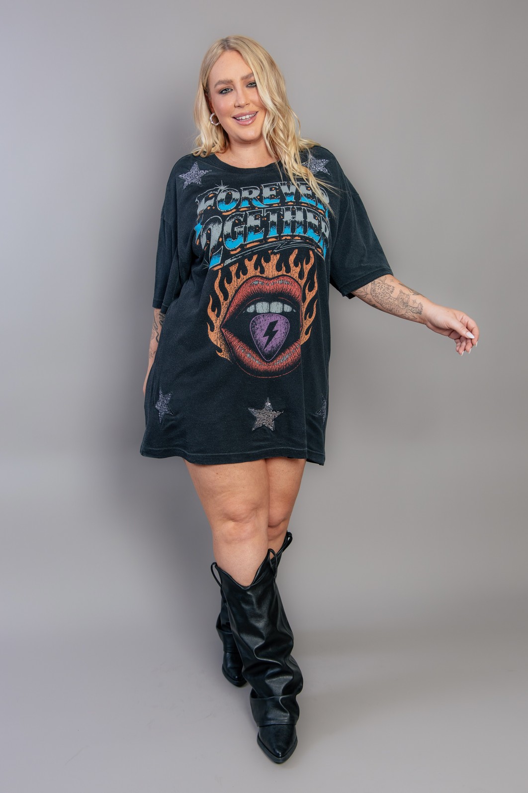 VESTIDO CAMISETÃO PRETO COM APLIQUES FOREVER VESTIDO CAMISETÃO PRETO COM APLIQUES FOREVER