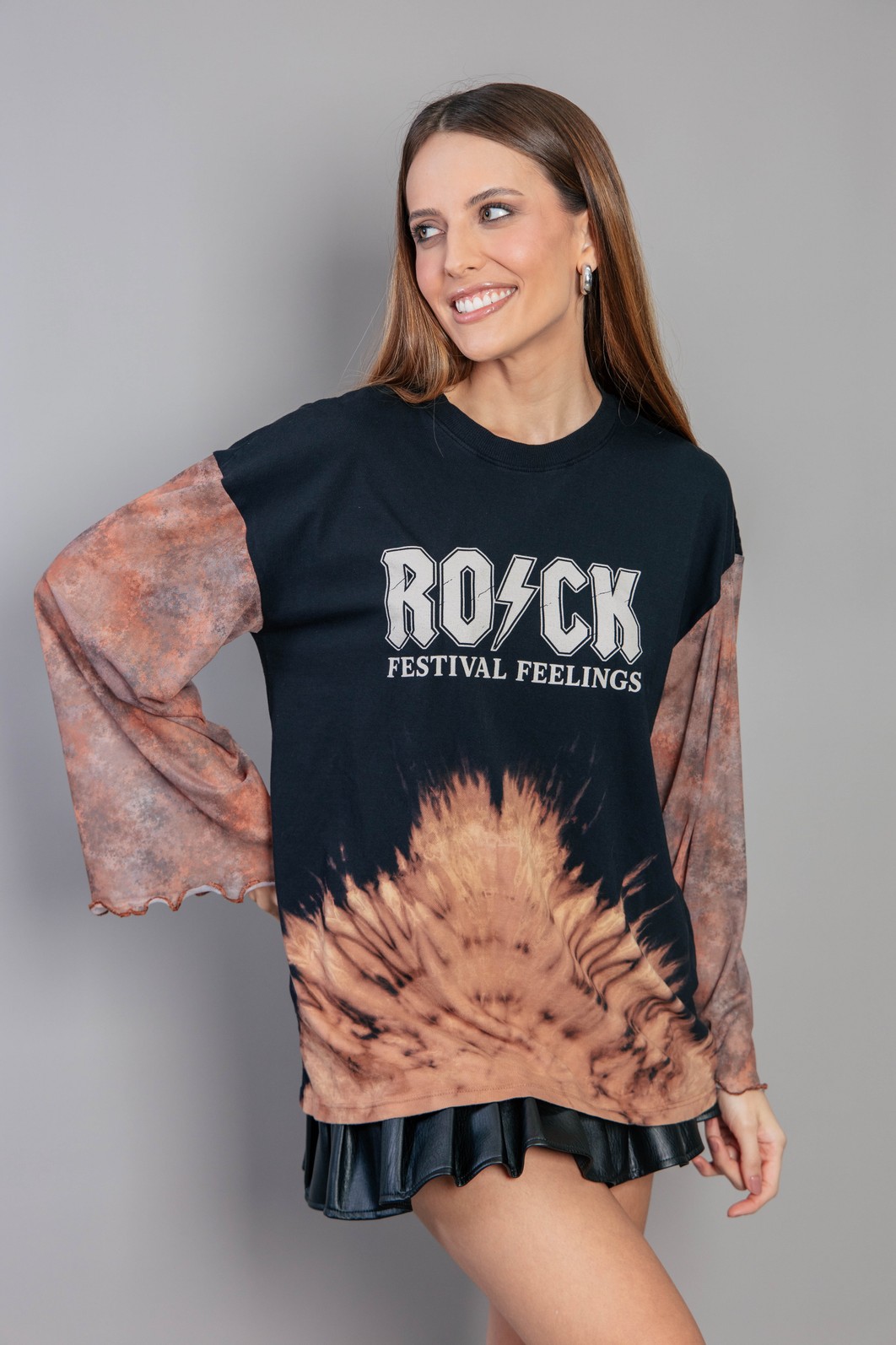 BLUSA PRETA COM MANGAS AMPLAS EM TULE ROCK BLUSA PRETA COM MANGAS AMPLAS EM TULE ROCK