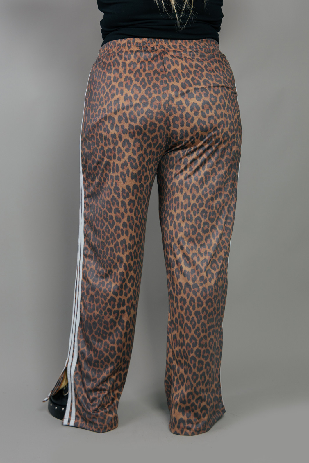 CALÇA ESPORTIVA DE ONCINHA COM LISTRAS