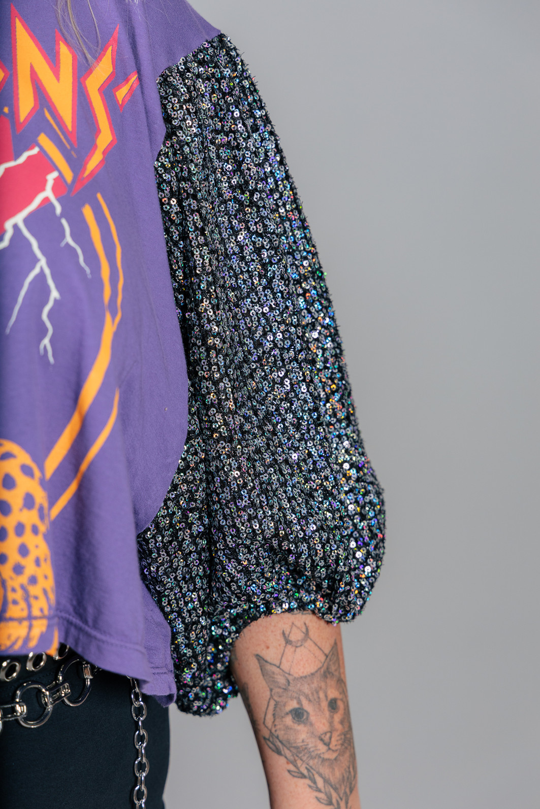 CAMISETA CROPPED ROXA COM MANGAS BUFANTES DE PAETÊ INTENTIONS CAMISETA CROPPED ROXA COM MANGAS BUFANTES DE PAETÊ INTENTIONS