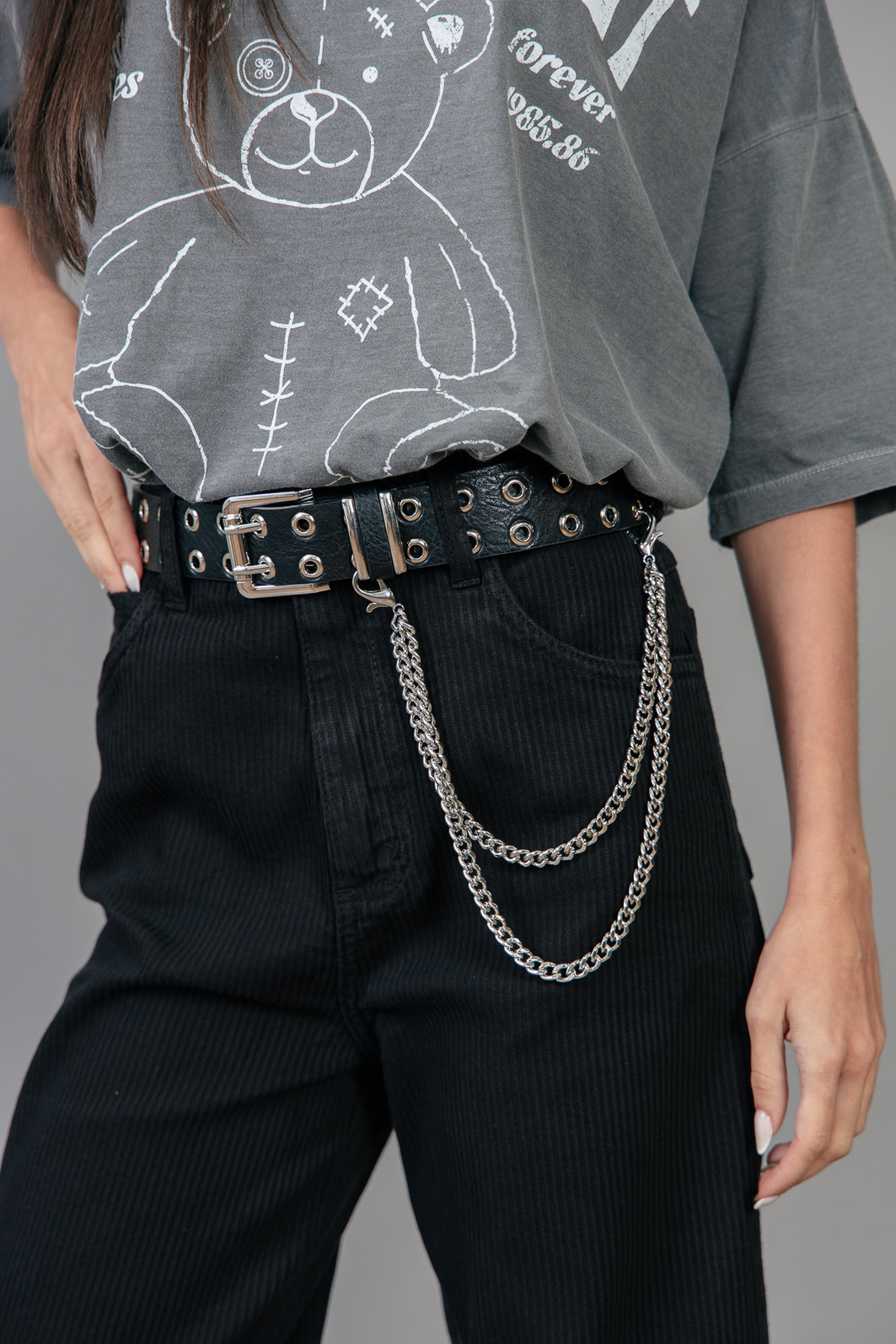 CINTO PRETO DE ILHOSES COM CORRENTE DUPLA PRATA