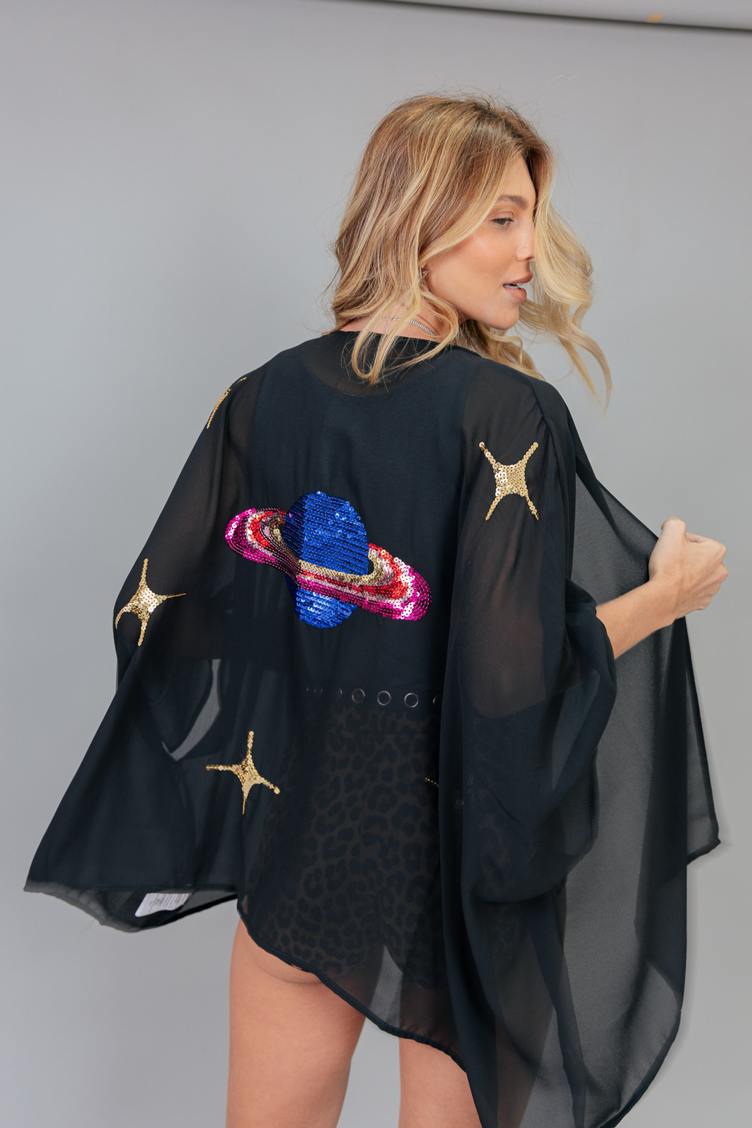 KIMONO PRETO DE TECIDO COM BORDADO DE PAETÊ PLANETA