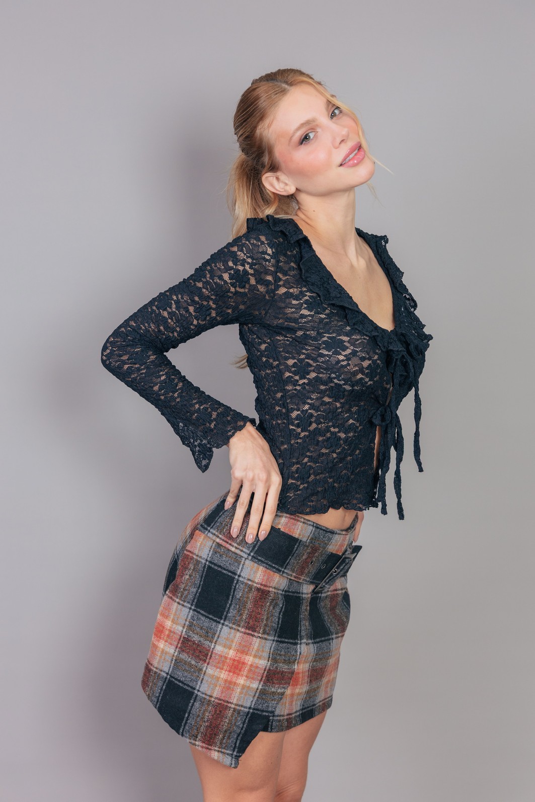 BLUSA MANGA LONGA DE RENDA COM AMARRAÇÃO BLUSA MANGA LONGA DE RENDA COM AMARRAÇÃO