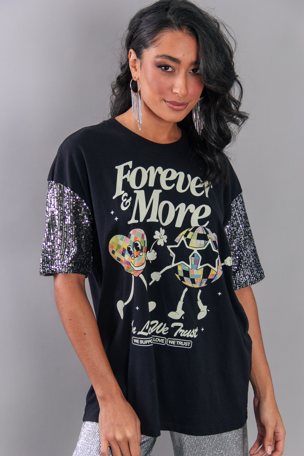 CAMISETA T-SHIRT VINTAGE PRETA FOREVER MANGA PAETÊ PRATA CAMISETA T-SHIRT VINTAGE PRETA FOREVER MANGA PAETÊ PRATA