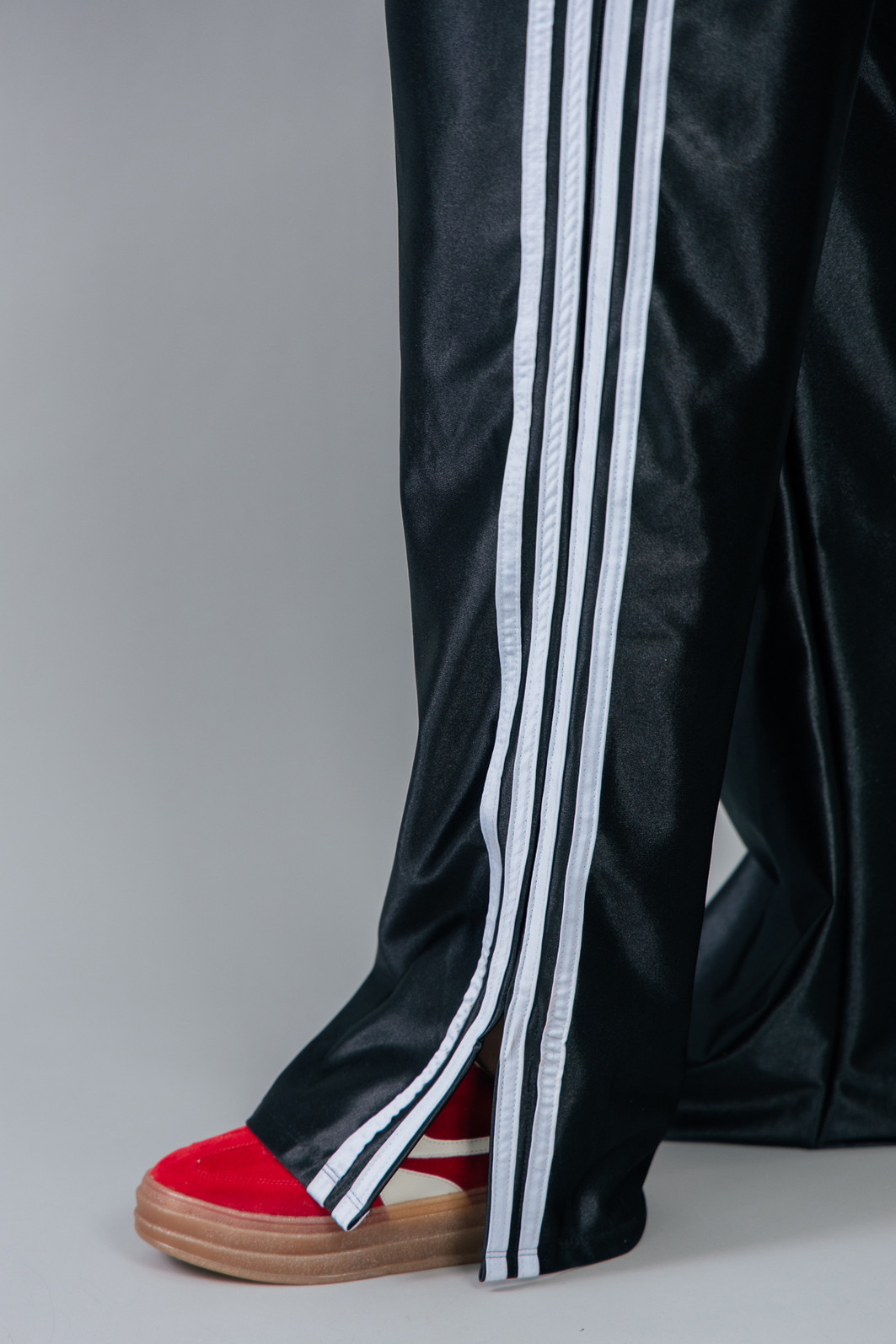 CALÇA SPORT PRETA COM LISTRAS