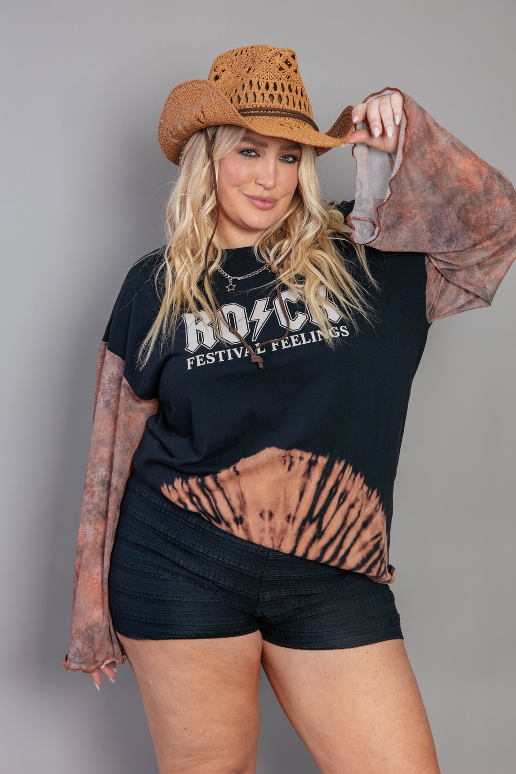 BLUSA PRETA COM MANGAS AMPLAS EM TULE ROCK BLUSA PRETA COM MANGAS AMPLAS EM TULE ROCK