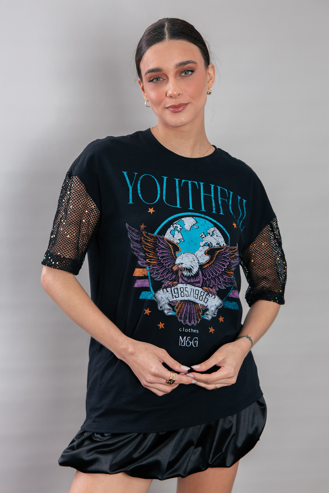 CAMISETA T-SHIRT VINTAGE PRETA COM MANGAS TELA COM PAETÊ YOUTHFUL CAMISETA T-SHIRT VINTAGE PRETA COM MANGAS TELA COM PAETÊ YOUTHFUL