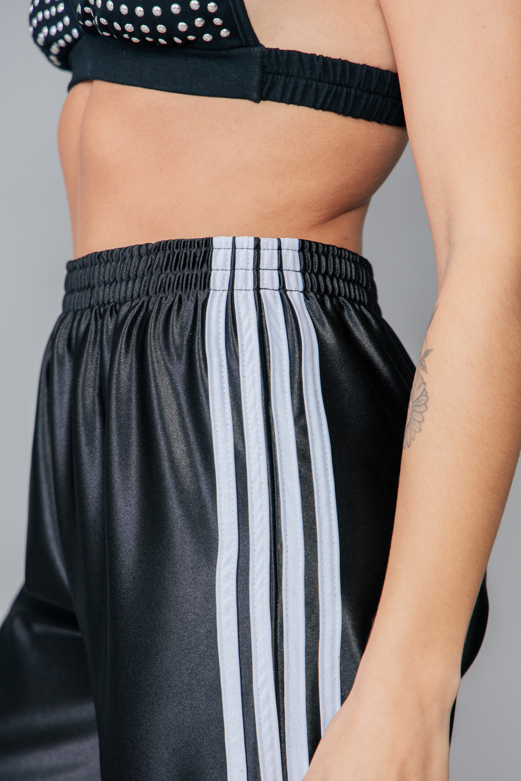 CALÇA SPORT PRETA COM LISTRAS